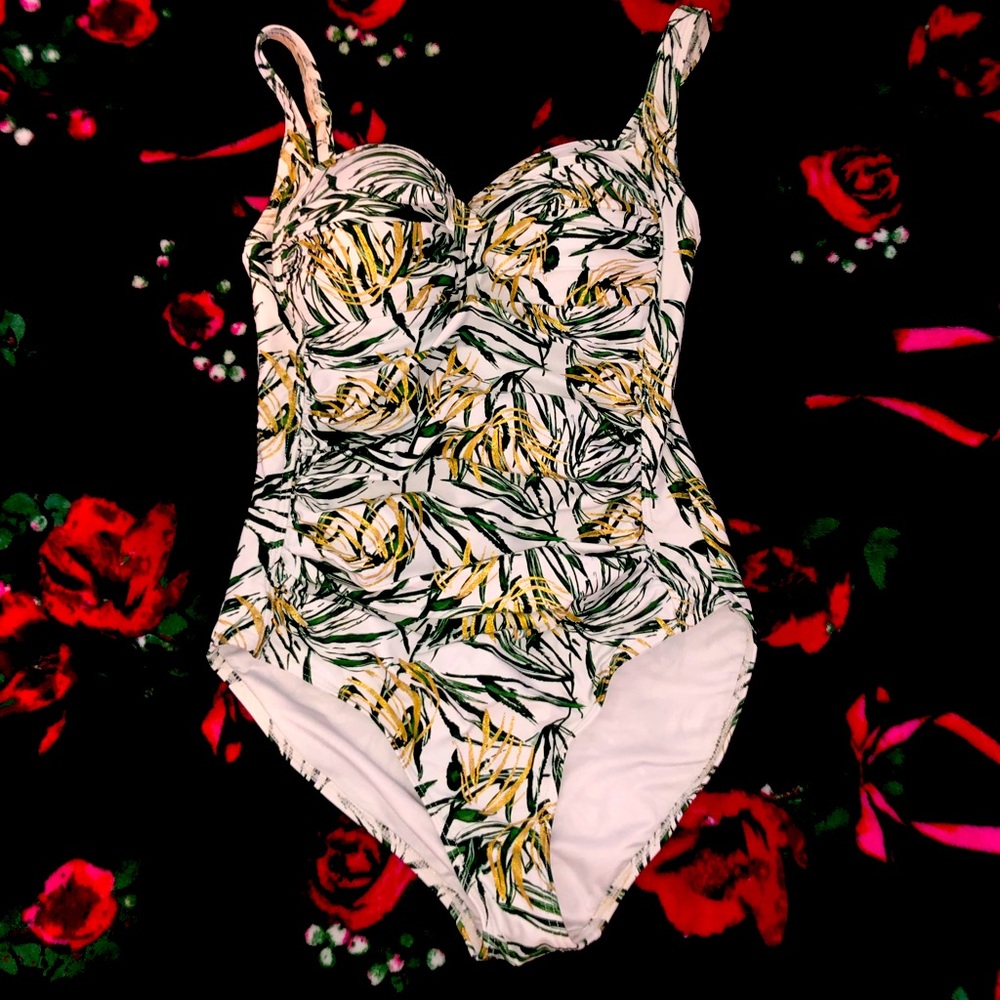 I am selling this NipTuck Swim bathing suit